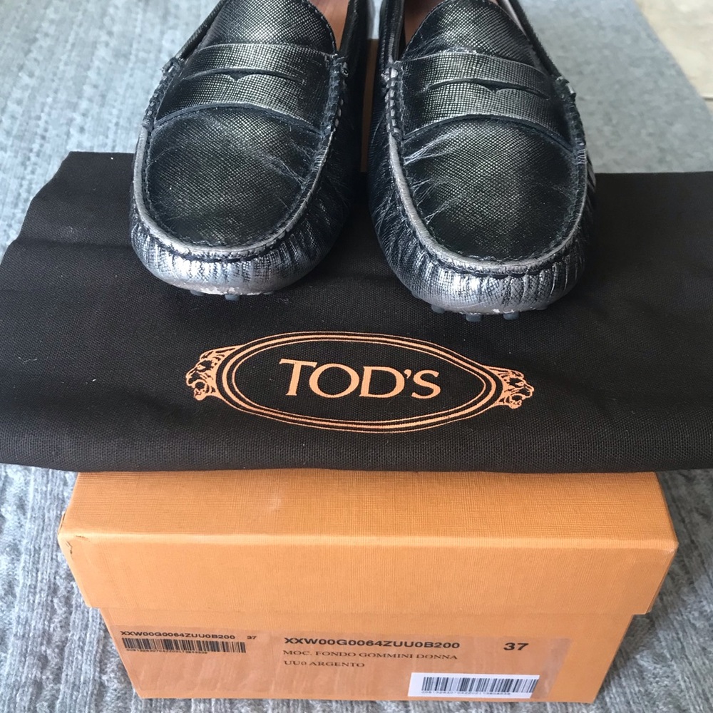 TOD’S driving loafer - SZ 7, Fits 1/2 size small.